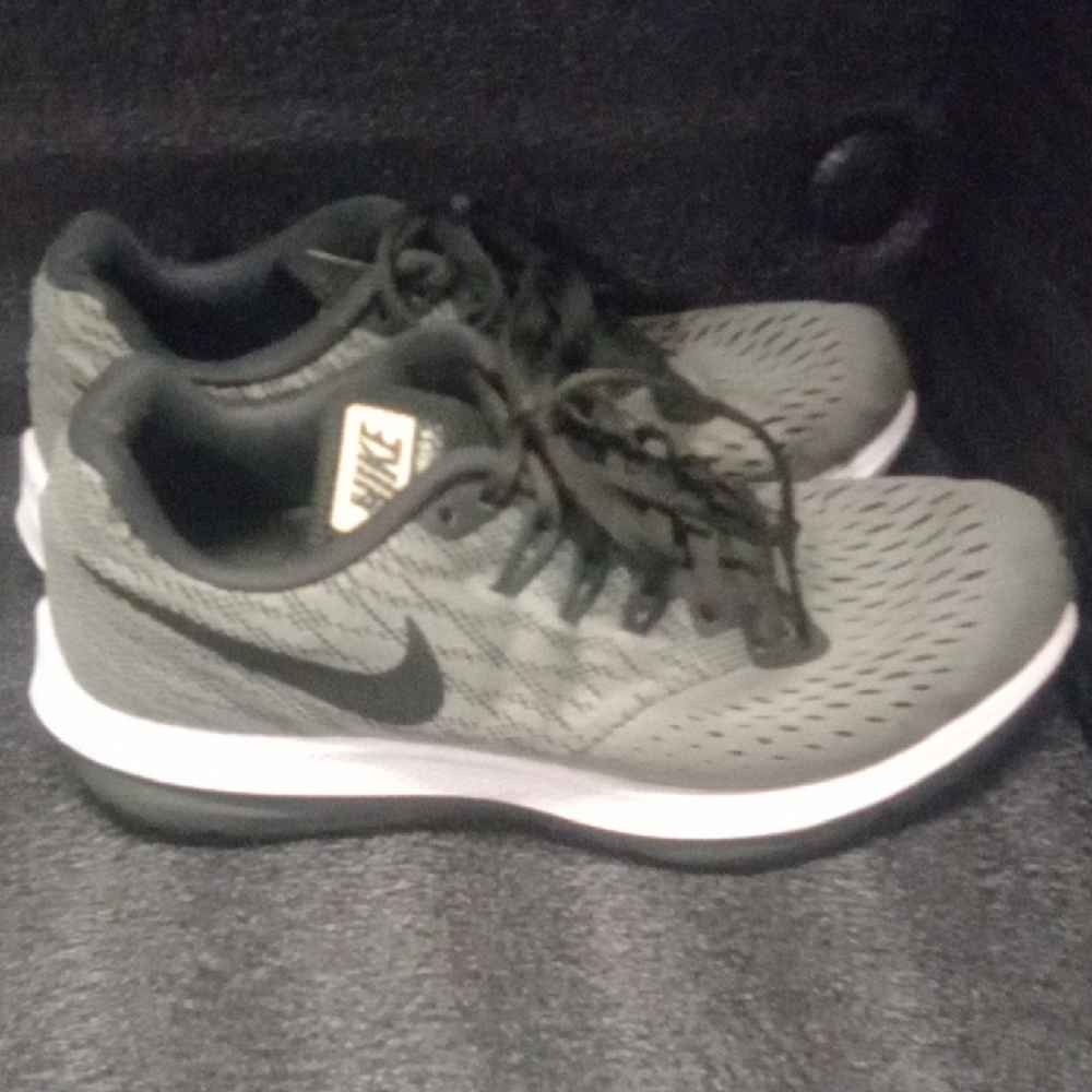 Nike Air Men's Gray and Black Athletic Running Shoes